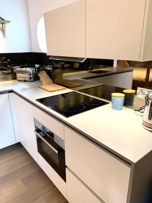 Scholar's Loft - Cosy & Close To Apartment