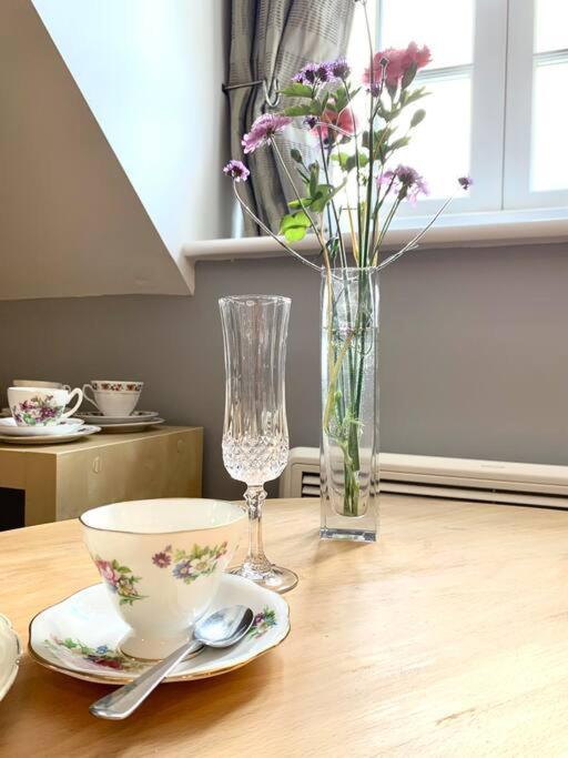 Scholar's Loft - Cosy & Close To Apartment
