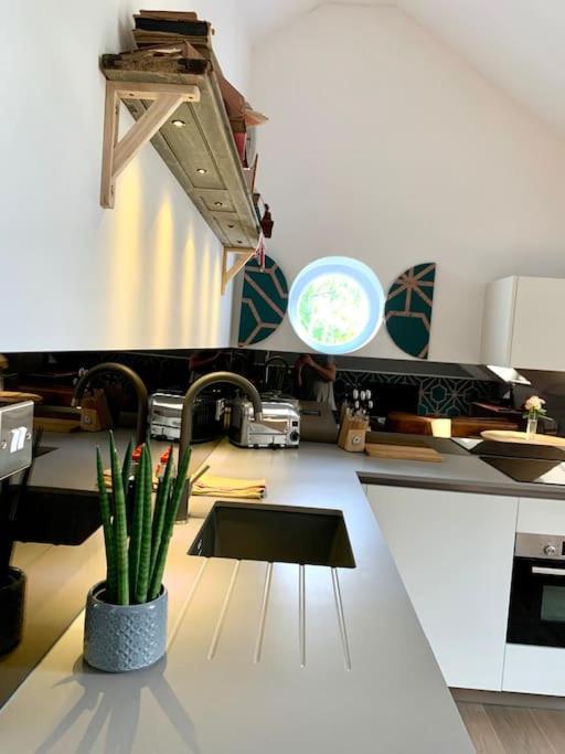 Scholar's Loft - Cosy & Close To *